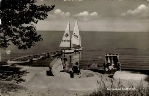 Ak Sierksdorf in Holstein, Teilansicht, Segelboote