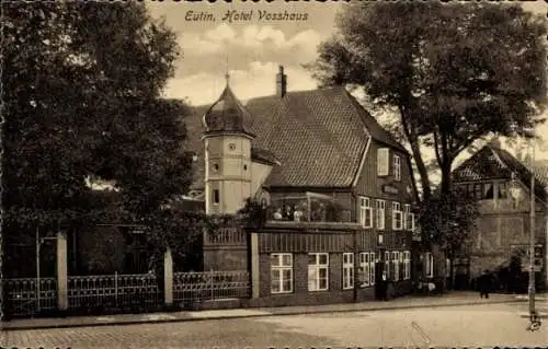 Ak Eutin Ostholstein, Straßenpartie mit Blick auf das Hotel Vosshaus