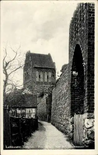 Ak Templin in der Uckermark, Prenzlauer Tor mit Stadtmauer