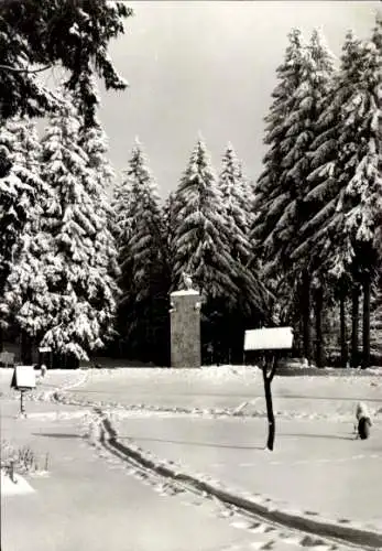 Ak Frauenwald am Rennsteig Ilmenau in Thüringen, Monument, Winter