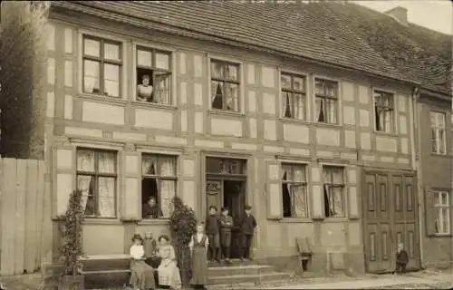 Foto Ak Magdeburg an der Elbe, Wohnhaus, Anwohner