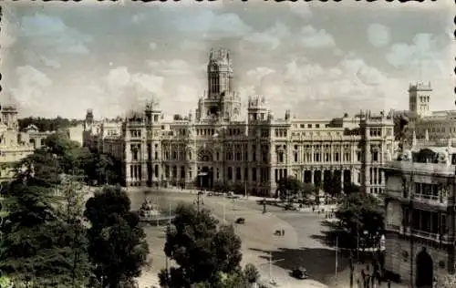 Ak Madrid Spanien, Plaza de la Cibeles und Palast der Kommunikation