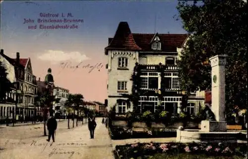 Ak Güstrow in Mecklenburg, John Brinckman Brunnen und Eisenbahnstraße