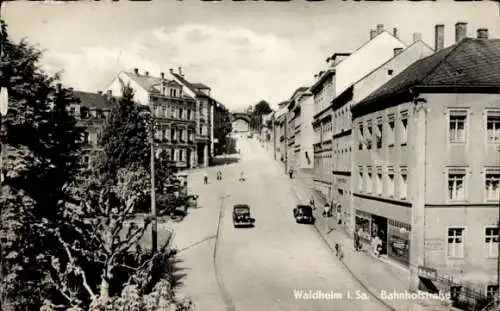 Ak Waldheim in Sachsen, Bahnhofstraße, Autos