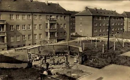 Ak Lucka im Altenburger Land, Clara-Zetkin-Straße, Wohnhäuser, Hof, Kinder, Wäscheleinen