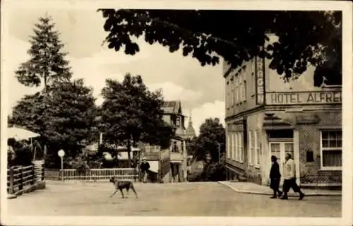 Ak Friedrichroda im Thüringer Wald, Straßenpartie, Hotel Alfred