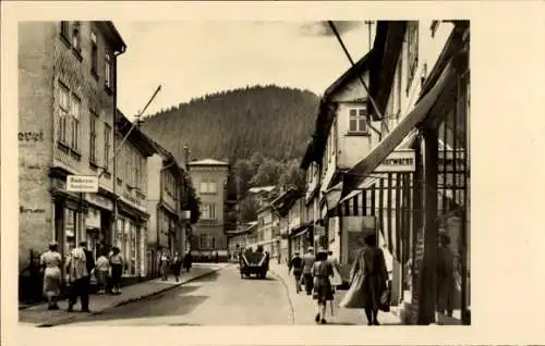 Ak Friedrichroda im Thüringer Wald, Straßenpartie, Geschäfte, Passanten, Bäckerei