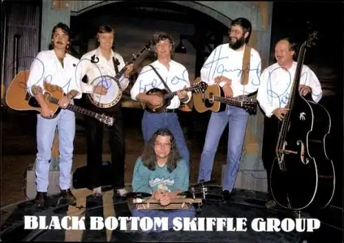 Ak Musikgruppe Black Bottom Skiffle Group, Portrait mit Musikinstrumenten, Autogramme