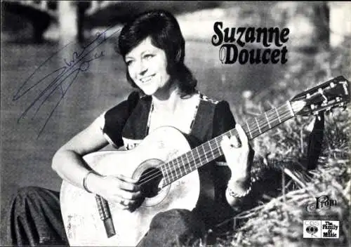 Ak Sängerin Suzanne Doucet, Portrait mit Gitarre, Autogramm