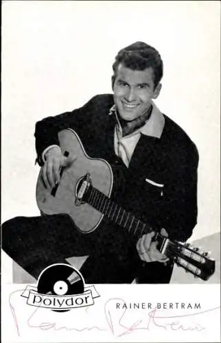 Ak Sänger Rainer Bertram, Portrait mit Gitarre, Autogramme