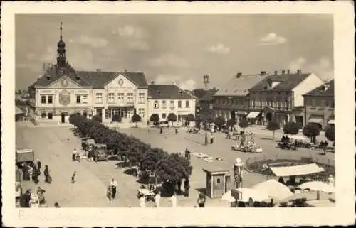 Foto Ak Brandýs nad Labem Brandeis an der Elbe Mittelböhmen, Platz, Marktstände, Gebäude