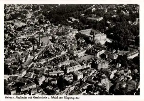 Ak Weimar in Thüringen, Fliegeraufnahme, Stadtmitte, Herderkirche, Schloss