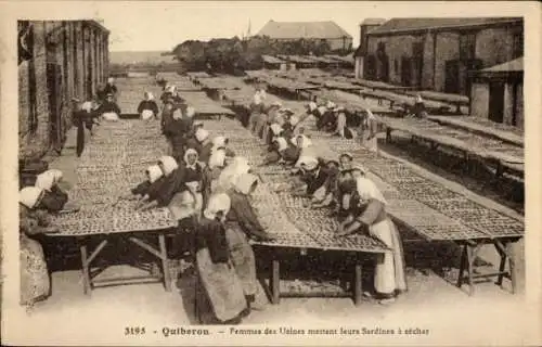 Ak Quiberon Morbihan, Frauen der Fabriken meditieren über das Trocknen ihrer Sardinen