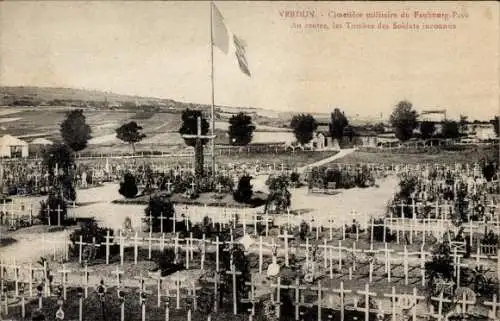 Ak Verdun Meuse, Militärfriedhof Faubourg-Pave, in der Mitte die Gräber der Unbekannten Soldaten