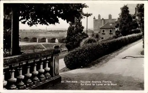 Ak Nevers Nièvre, Square Anatole France, im Hintergrund die Loire und die Brücke