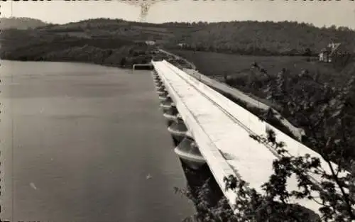 Ak Pannesiere Nièvre Dam, die Straße, die über den Deich führt