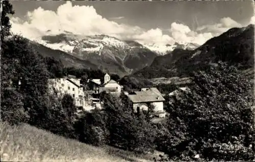 Ak Verchaix Haute Savoie, vue generale, au fond, le Grenairon au-dessus de Sixt