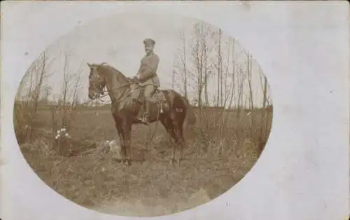 Foto Ak Soldat in Uniform zu Pferde, Jahr 1916
