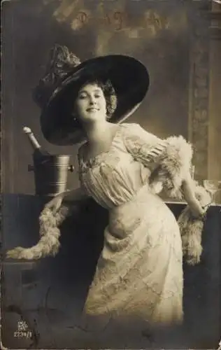 Ak Glückwunsch Neujahr, Frau-Porträt, Hut, Sektflasche