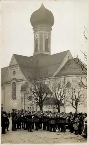 Foto München, Musikkapelle vor der Kirche