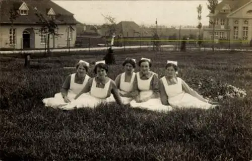 Ak Magdeburg an der Elbe, Krankenschwestern auf der Wiese