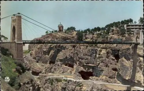 Ak Constantine Algeria, die Sidi-M'Cid-Brücke und das Kriegsdenkmal