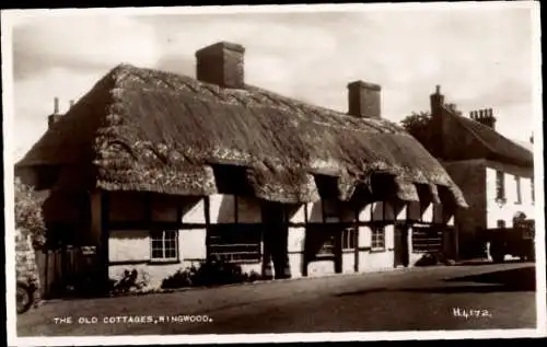 Ak Ringwood Hampshire England, altes Cottage