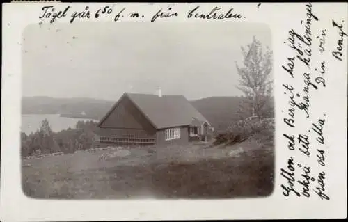 Foto Ak Åsljunga Schweden, Wohnhaus, See, Wiese