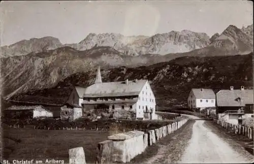 Ak St Christoph am Arlberg Tirol, Berge, Häuser, Straße