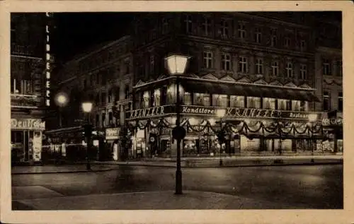 Ak Berlin Mitte, Unter den Linden, Konditorei Cafe Kranzler, Ecke Friedrichstraße, Nachtbeleuchtung