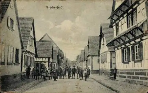 Ak Freckenfeld in der Saarpfalz, Straßenpartie, Häuser, Passanten