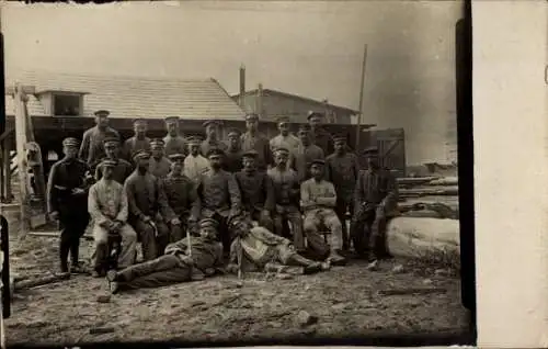 Foto Ak Kisch, Sägewerk 1917, Gruppenaufnahme