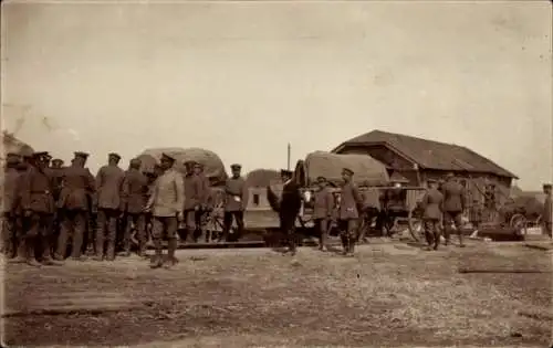 Foto Ak Gorodzki Russland ?, Deutsche Soldaten in Uniformen, Bahnhof, I WK