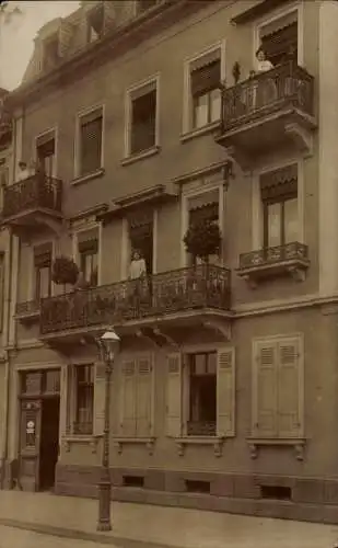 Foto Ak Mannheim in Baden, Straßenpartie, Wohnhaus