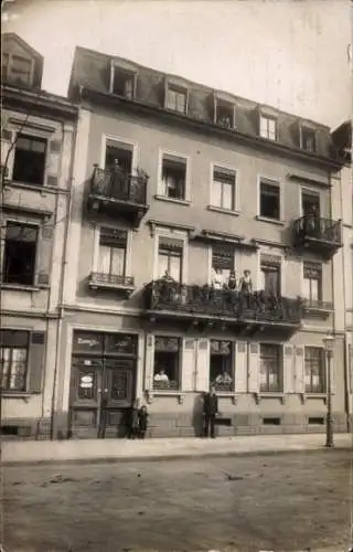 Foto Ak Mannheim in Baden, Straßenpartie, Wohnhaus