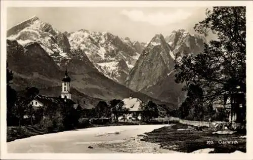 Ak Garmisch Partenkirchen in Oberbayern, Teilansicht, Kirche, Fluss, Brücke