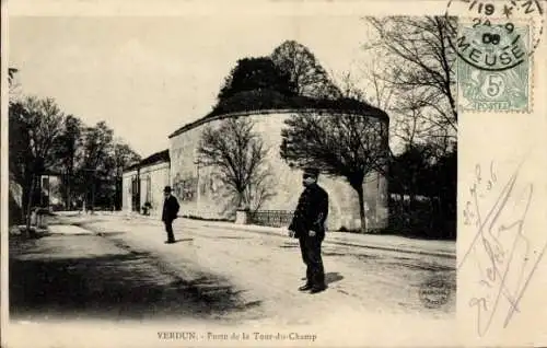 Ak Verdun Lothringen Meuse, Field Tower Gate, Polizist, Straßenpartie