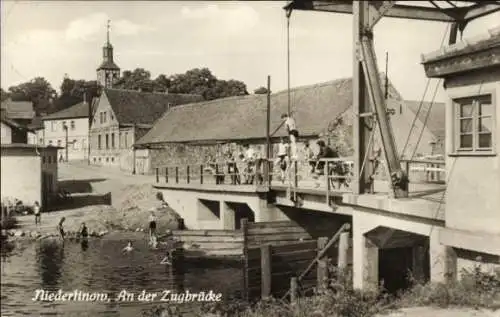 Ak Niederfinow in Brandenburg, An der Zugbrücke, Kinder im Wasser, Teilansicht der Ortschaft