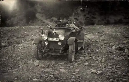 Foto Ak Männer in einem Automobil, KFZ Kennz. IY 47199