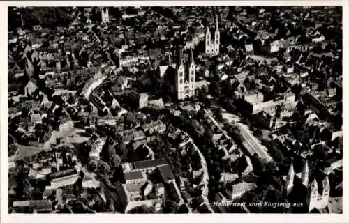 Ak Halberstadt in Sachsen Anhalt, Fliegeraufnahme, Blick auf den Ort, Stadtkirchen