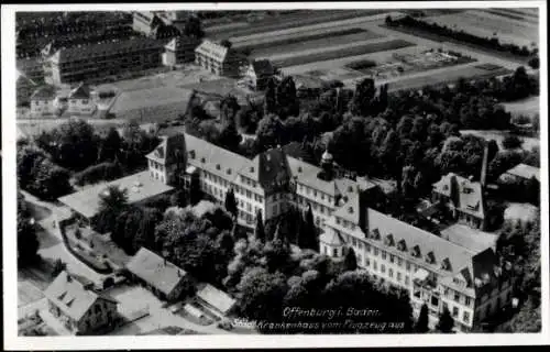 Ak Offenburg in Baden Schwarzwald, Fliegeraufnahme, Städtisches Krankenhaus