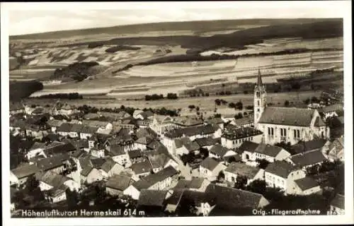 Ak Hermeskeil im Hunsrück, Fliegeraufnahme, Kirche