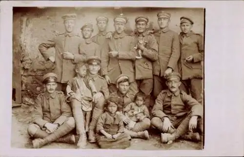 Foto Ak Deutsche Soldaten in Uniform mit Mazedonischen Kindern, Kriegsschauplatz 1. WK, 1917