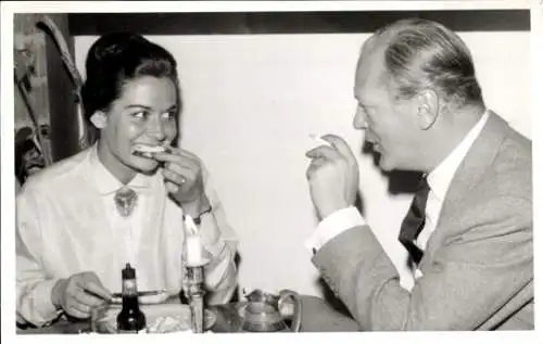 Foto Ak Schauspieler Curd Jürgens, Portrait bei einem Essen, Zigarette rauchend