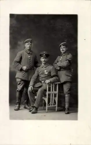 Foto Ak Drei deutsche Soldaten in Uniform, Bayern, Orden