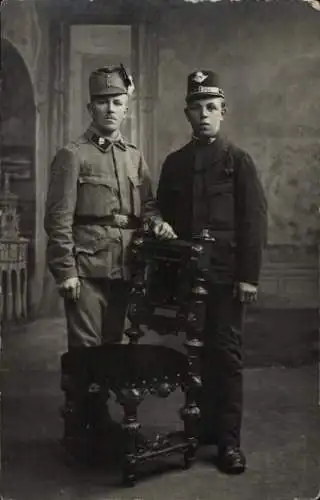 Foto Ak Kuk Armee, zwei junge Männer in Uniform, Soldat, Eisenbahner