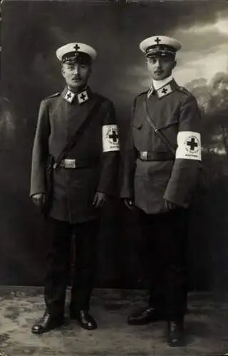 Foto Ak Zwei Sanitäter in Uniform, Standportrait, Kragenspiegel, Armbinde, Rotes Kreuz Zerbst, 1. WK