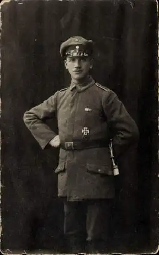 Foto Ak Deutscher Soldat in Uniform, Georg, Eisernes Kreuz 1, Verwundetenabzeichen, August 1918