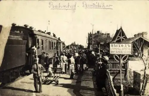 Foto Ak Berdytschiw Berditschew Ukraine, Bahnhof, Eisenbahn, Fahrgäste