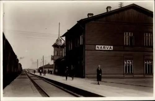 Foto Ak Narva Narwa Estland, Bahnhof, Bahnsteig